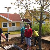 Rampen byggs runt lekplatsen.