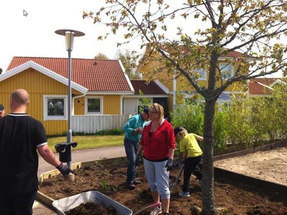 Rampen byggs runt lekplatsen.