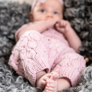 VÅRBLAD - Babyoverall i hullmønster med pannebånd
