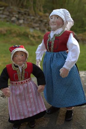Jente og kone frå Hardanger