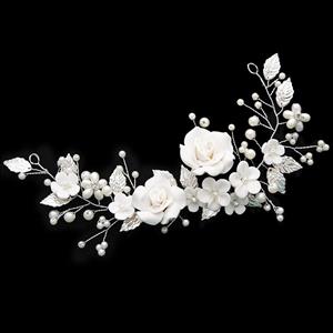 HIuskoru valkoiset kukat ja hopealehdet