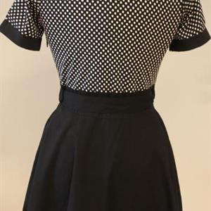 Rockabillyklänning Prickig top/svart kjol