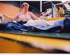 Inzamelen en sorteren  De kleding wordt gesorteerd op kwaliteit en soort. (katoen, wol, acryl)