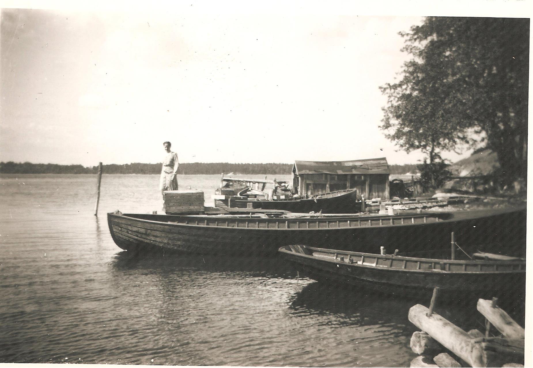 Gustav Ekroths skötbåt, Källarstugans båthus i bakgrunden
