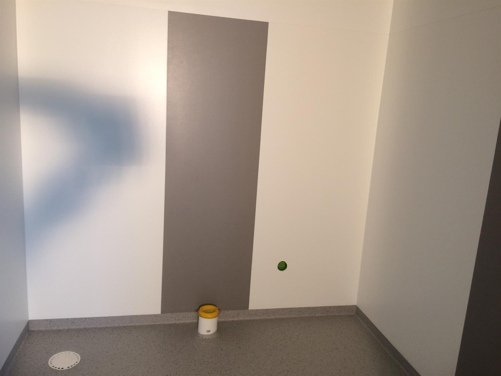 Våtrum - vinylmatta i två olika kulörer på vägg