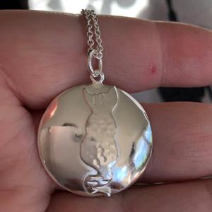 Runt halsmycke i silver med oci-mönstrad katt.