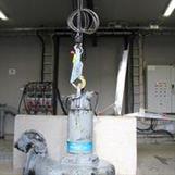 Automatkrok för säkra lyft av dränkbara pumpar