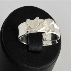 Blank ställbar ring i silver med unikt kattmotiv.