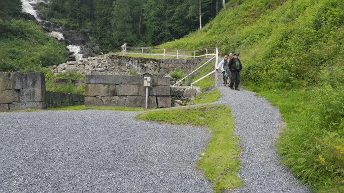 Restaurerad ruin, stödmurar trapp Länstyrelsen
