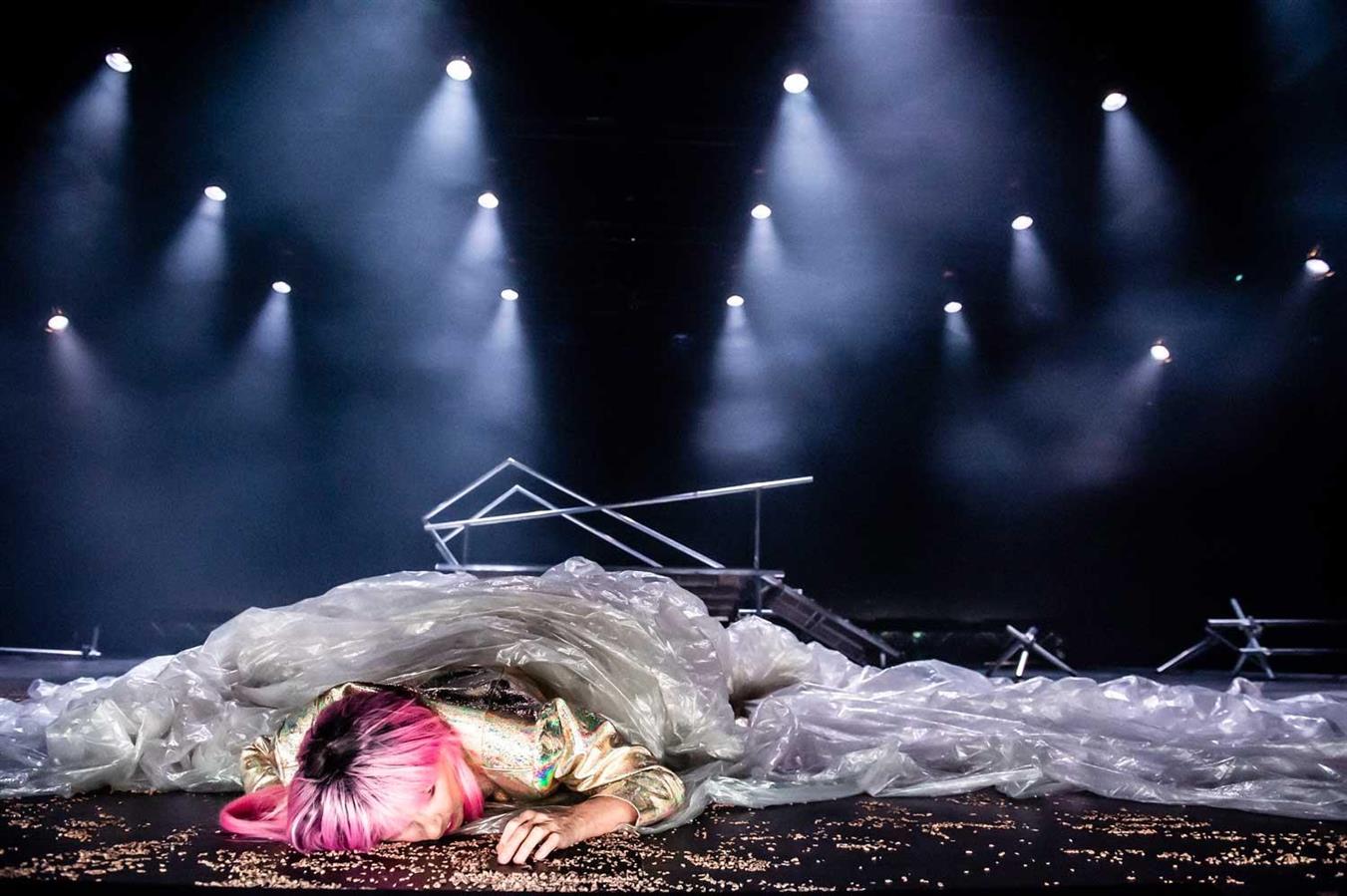 Peer Gynt - Hålogaland Teater - Director: Eline Arbo - Costume Design: Christina Lovery - Foto: Gisle Bjørneby 2019