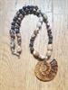 Halsband med agater/lavastenar/bildjaspis hänge ammonit&nbsp;