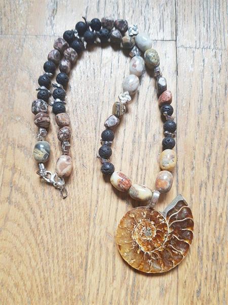 Halsband med agater/lavastenar/bildjaspis hänge ammonit