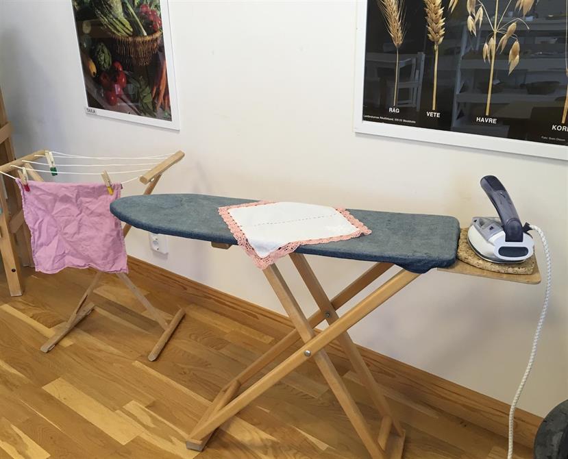 I Montessorimiljön där barnen får lära sig hur man hänger, stryker och viker