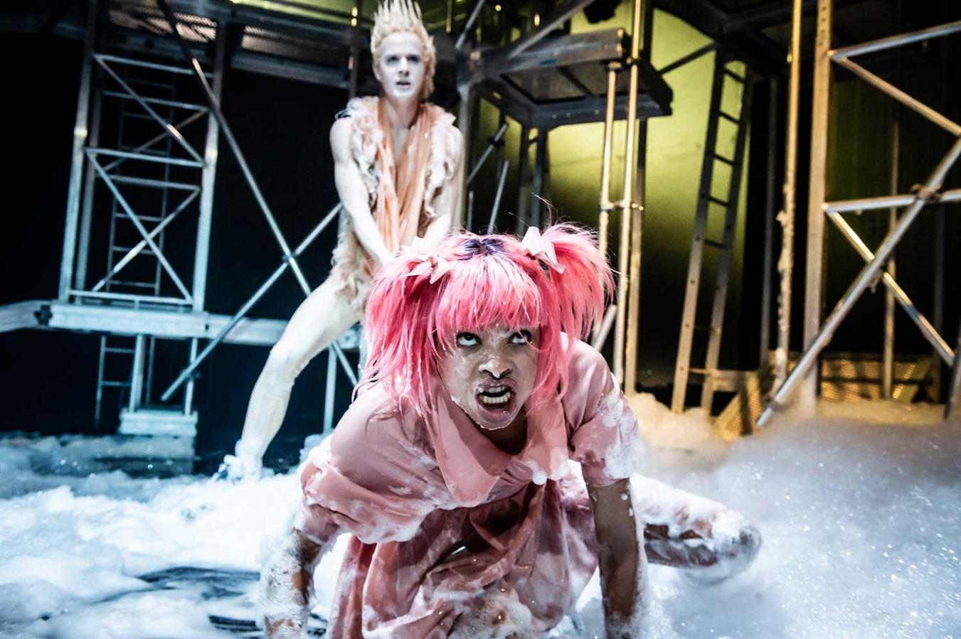 Peer Gynt - Hålogaland Teater - Director: Eline Arbo - Costume Design: Christina Lovery - Foto: Gisle Bjørneby 2019
