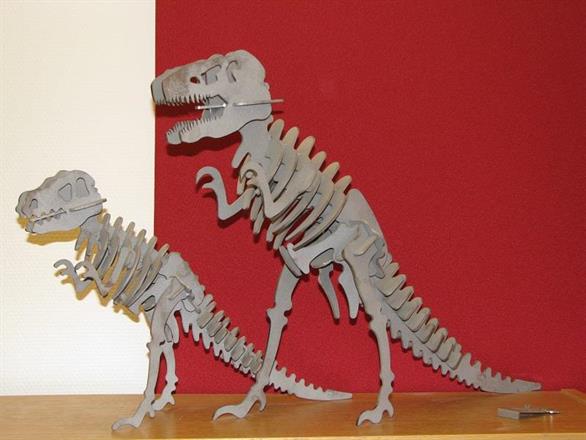 Laserskuren byggsats dinosaurier, står som prydnad på vårt kontor