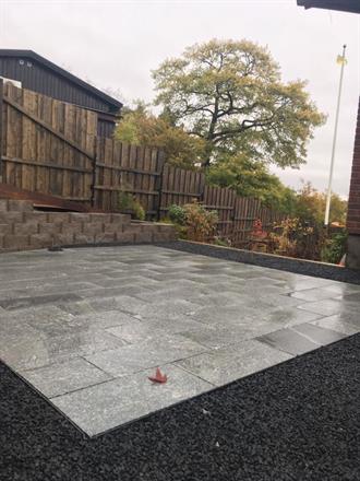 Granit rain dancing, färdigställt av Platt-tjänst 2018
