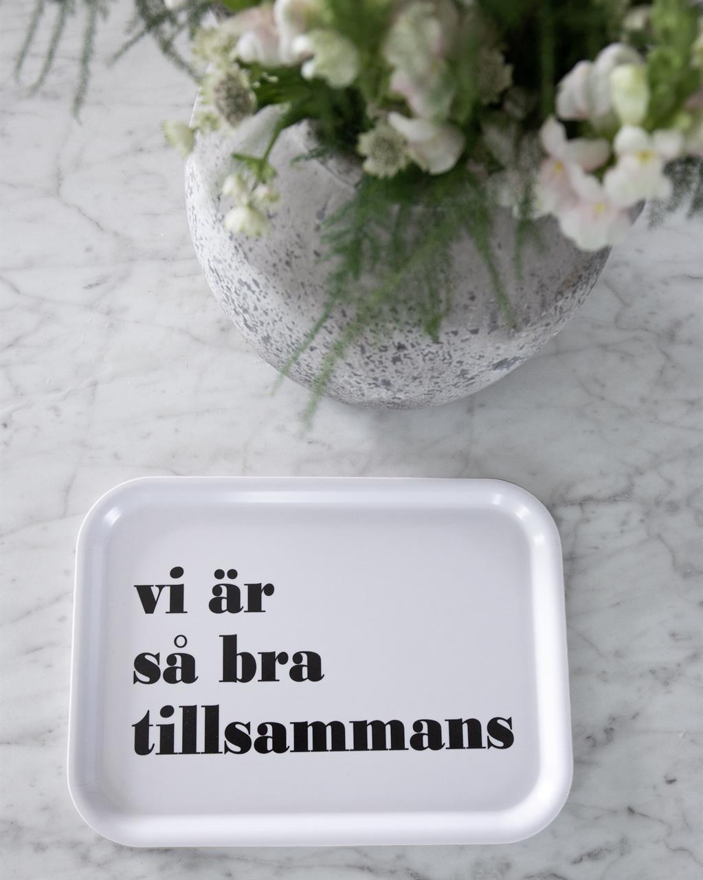 Bricka 27x20 cm, Vi är så bra, vit/svart text