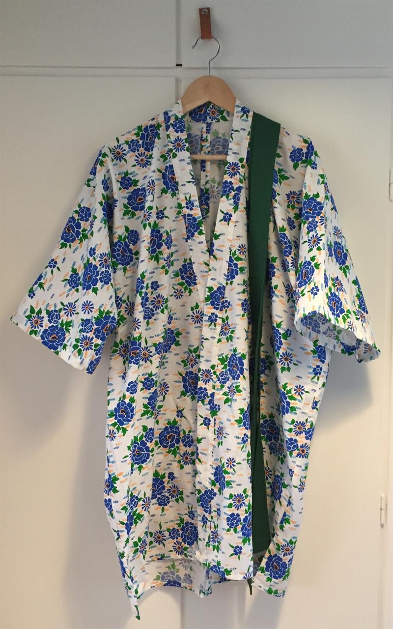 Kimonoinspirerad morgonrock av bomullstyg Blomma blå och skärp i Gräs