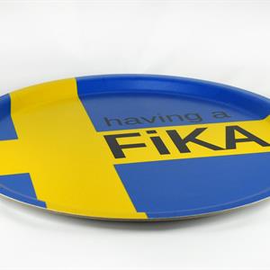 Bricka rund 31 cm, Having a Fika, svenska flaggan