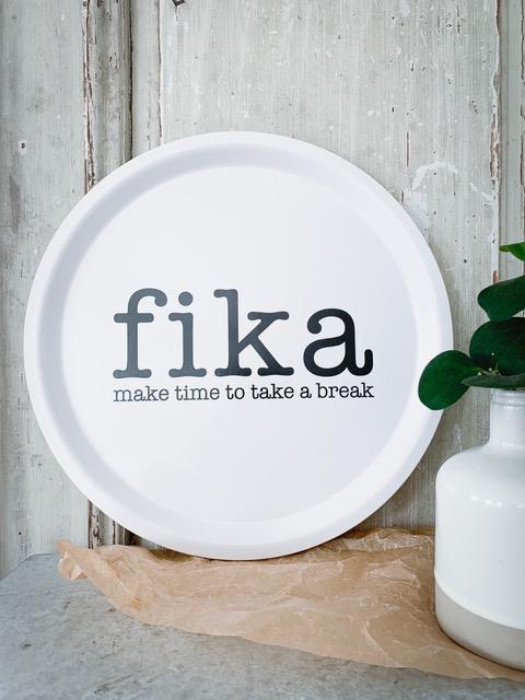 Bricka rund 31 cm, Make time FIKA, vit/svart text