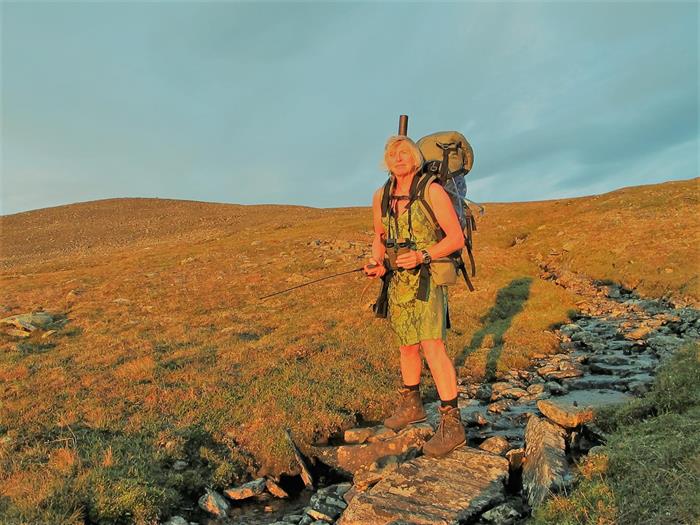 Randi Skaug jakter villrein i kjole og bruker Stone Glacier ryggsekk