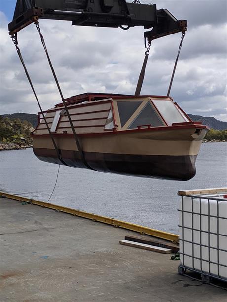 Klar for sjøsetting av selvbygget husbåt fra Bryne på jæren.