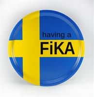 Bricka rund 31 cm, Having a Fika, svenska flaggan