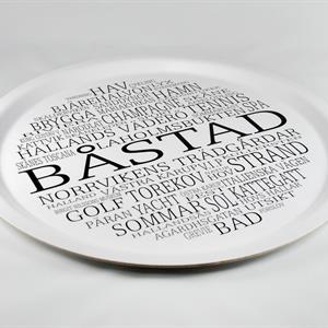 Bricka rund 31 cm, Båstad, vit/svart text
