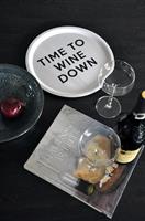 Bricka rund 31 cm, Wine down, vit/svart text