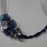 10. Halsband i textil med pärlor