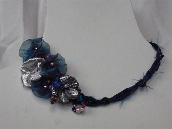 10. Halsband i textil med pärlor