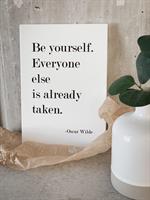 Trätavla A5, Be yourself, vit/svart text