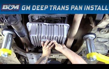 Install: GM TH350 Transmission - B&M Hi-Tek Transmission Pan - www.holleyefi.se