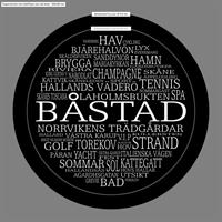Bricka rund 31 cm, Båstad, svart/vit text