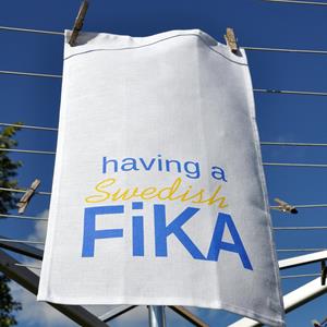 Set, trasa/handduk, Swedish Fika, vit/blå-gul text