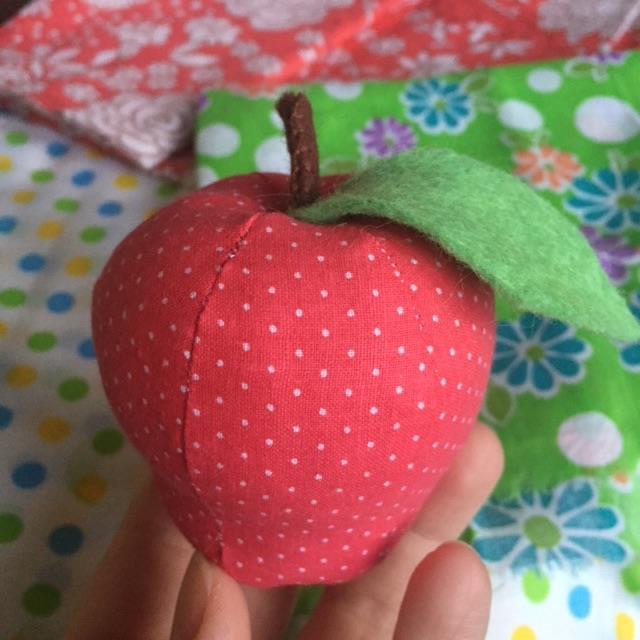 Äpple i bomullstyg Micro röd