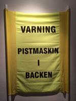 Info. Banderoll Varning Pistmaskin I Backen