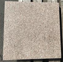 Platta Granit 60x60x4cm huggen kant ljusröd G664