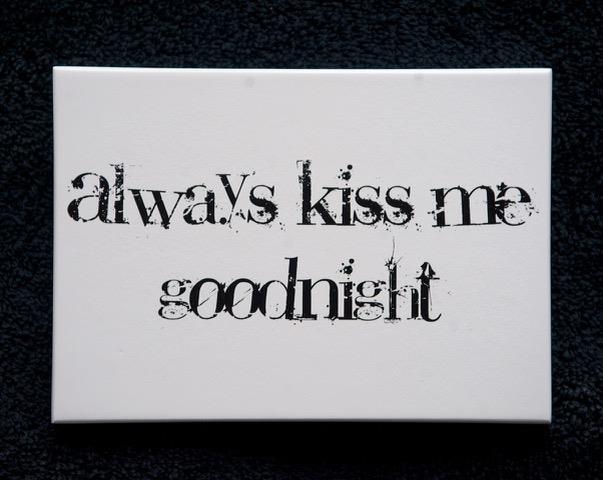 Trätavla A6, Always kiss me goodnight, vit/svart