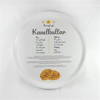 Bricka rund 31 cm, Kanelbullar, vit/svart text