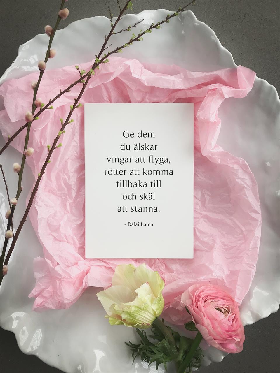 Trätavla A5, Dalai lama svenska, vit/svart text