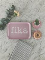 Bricka 27x20 cm, Make time FIKA, rosa/vit text