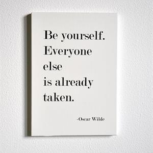 Trätavla A5, Be yourself, vit/svart text