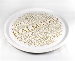 Bricka rund 31 cm, Halmstad, vit/guldtext