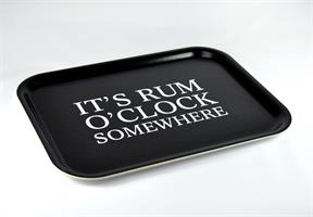 Bricka 27x20 cm, Rum o´clock, svart/vit text