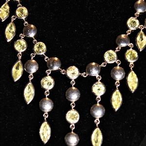 Tungt silvercollier med syntetiska stenar