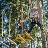 I tillegg til barneløype har vi fire løyper for større barn og voksne, med blant annet tarzanhopp og lange ziplines. Det er ulik høyde og vanskelighetsgrad på løypene. Minimum høyde i disse løypene er 115cm. Kom og besøk oss oppe i trærne!