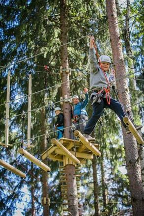 I tillegg til barneløype har vi fire løyper for større barn og voksne, med blant annet tarzanhopp og lange ziplines. Det er ulik høyde og vanskelighetsgrad på løypene. Minimum høyde i disse løypene er 115cm. Kom og besøk oss oppe i trærne!