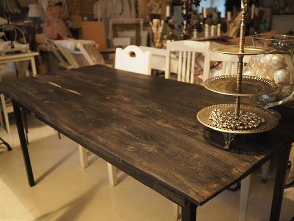 Handgjort bord i svart ek från 1100 talet mått 1.65 br 80cm tjocklek 2,5-3cm höjd till skiva 74cm höjd till sarg 64 pris 19.500
