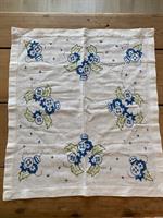 Broderad duk "blå blommor"